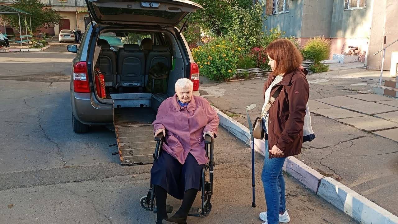171 перевезення за тиждень: у Херсоні соціальне таксі допомагає людям навіть у червоній зоні