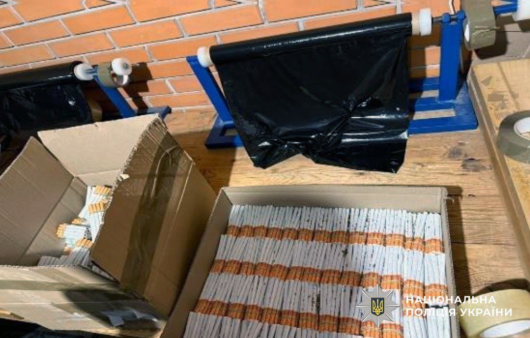 Житель Бериславщини організував «бізнес» з продажу контрафактних цигарок