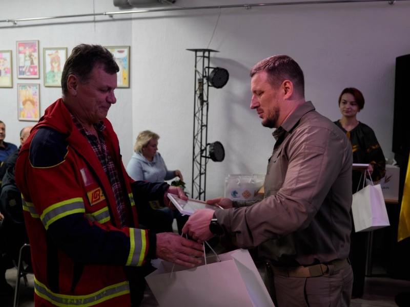 Під прицілом російських дронів: на Херсонщині нагородили водіїв і дорожників