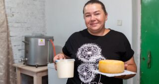 Усе почалося з телят, яких узяли в борг: історія переселенки з Чорнобаївки, яка розвиває сироваріння на Миколаївщині